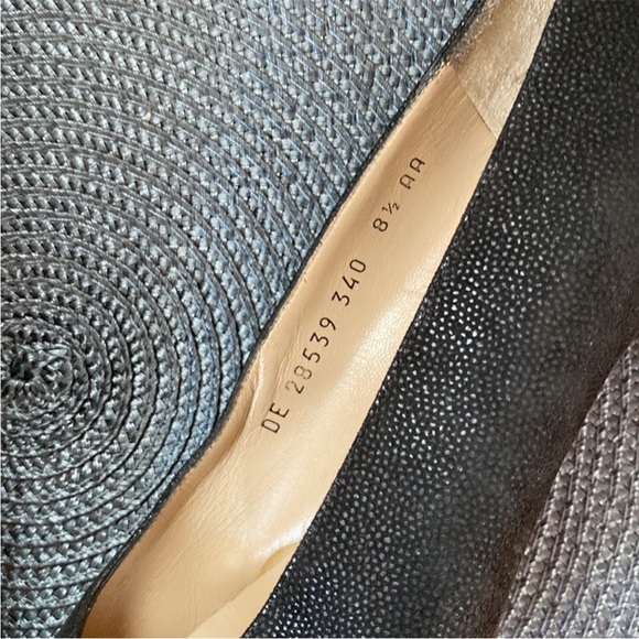 VTG Salvatore Ferragamo Black Stingray Classic Pumps - Picture 8 of 11